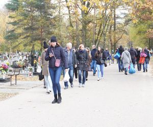 Tłumy na cmentarzu na Miłostowie