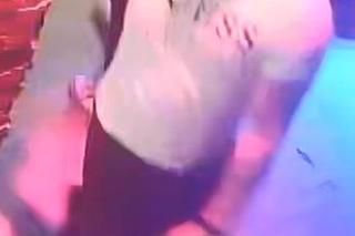 Bójka w centrum Krakowa! Dostał pięścią w twarz i został skopany. Policja szuka tych mężczyzn 