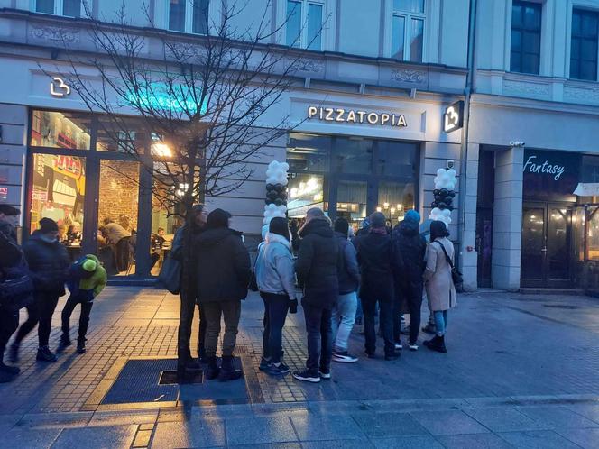 Otwarcie pizzerii Pizzatopia w Katowicach. Ogromna kolejka przed lokalem