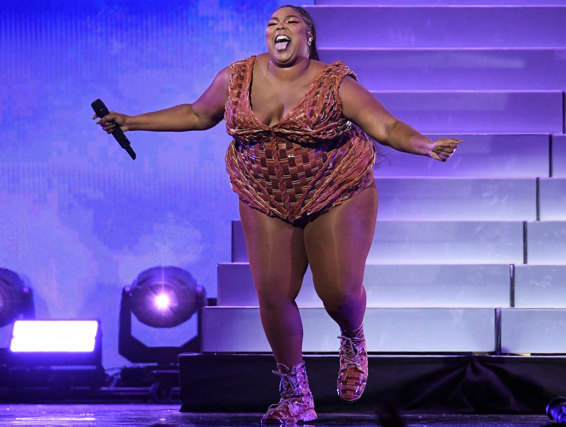 Lizzo pozuje TOPLESS! Zielony kolor włosów jej pasuje? - ESKA.pl