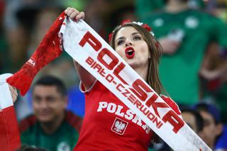 Piękne fanki na Polska - Meksyk. Zjawiskowa brunetka z Polski przykuła uwagę fotoreporterów! Zostanie miss?