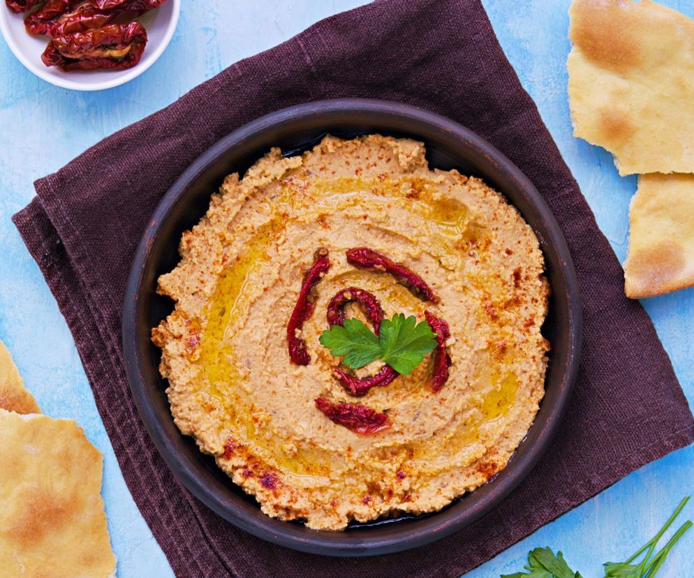 Pasta z białej fasoli i suszonych pomidorów. Tylko 4 składniki, a smak powala