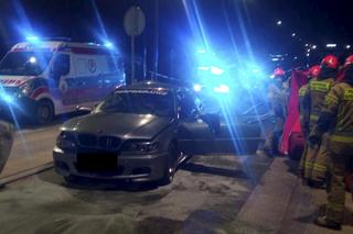 Śmiertelny wypadek w Pabianicach! Słup złamał się na pół po uderzeniu BMW [ZDJĘCIA].