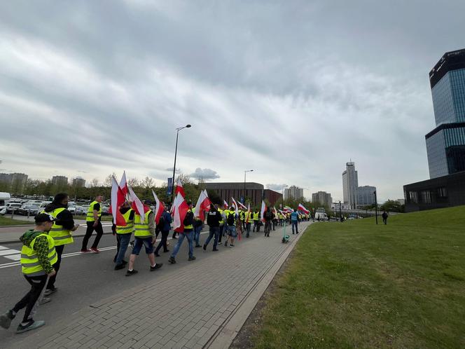 Rolnicy wjechali z gnojem na Europejski Kongres Gospodarczy w Katowicach. Protest przeciwko Zielonemu Ładowi