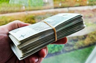 Gotówka znów w cenie. Polacy trzymają w domach miliardy złotych!