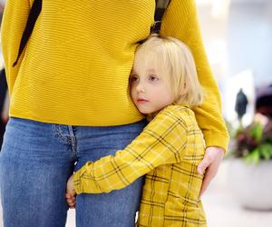 Nie przywita się z dziadkami, nie pobawi z innymi? Te słowa działają jak zaklęcie na nieśmiałe dziecko