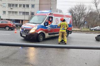 Roztrzaskał sportowe auto na latarni! Ogromny wypadek na Grochowie