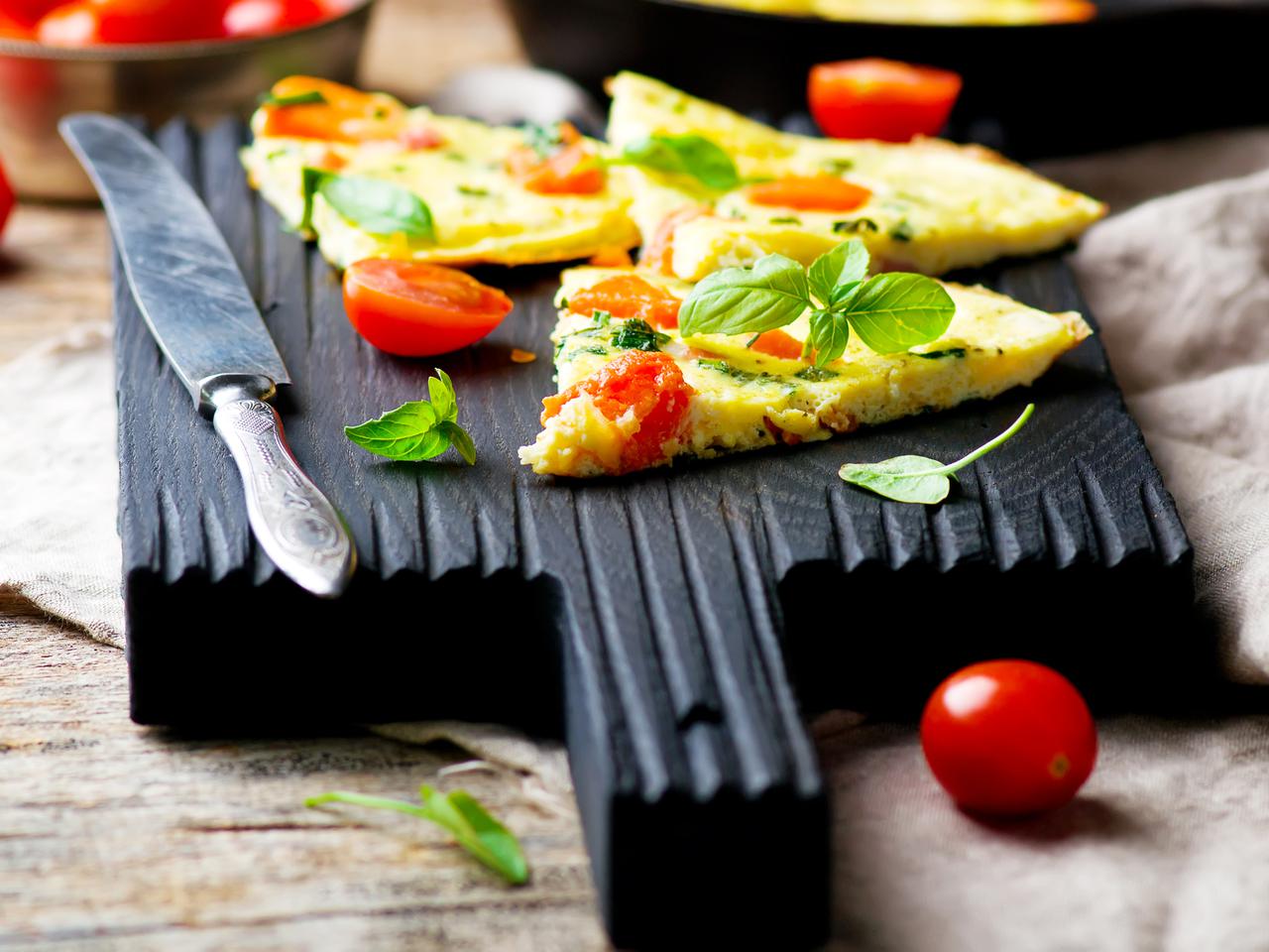 Frittata a la caprese z mozzarellą, pomidorami i bazylią: pomysł na pyszne śniadanie