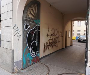 W niektórych miejscach Chmielnej - mimo remontu - nadal straszą jednak graffiti