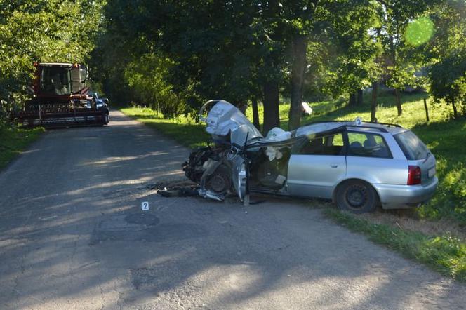 Tragiczny wypadek. Osobówka uderzyła w kombajn. Nie żyje 17-latka