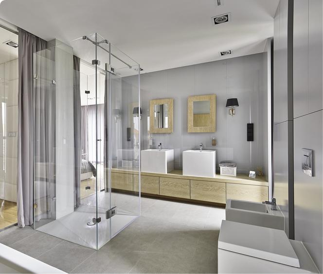 W łazience o dwóch umywalkach lustra powinny być powieszone na tej samej wysokości. W aranżacji z lustrem ważna jest symetria