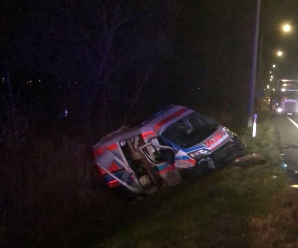 Tragiczny wypadek pod Radomiem. Karetka dachowała, nie żyje jedna osoba