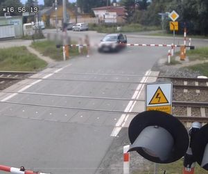 Volvo z dziećmi w środku uwięzione między rogatkami
