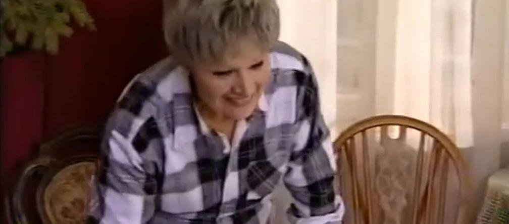 Maria Lubicz (Halina Dobrowolska) rozkłada nakrycia