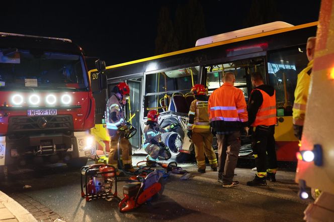 Wypadek z udziałem autobusu i ciężarówki w Warszawie (23.10.2025)