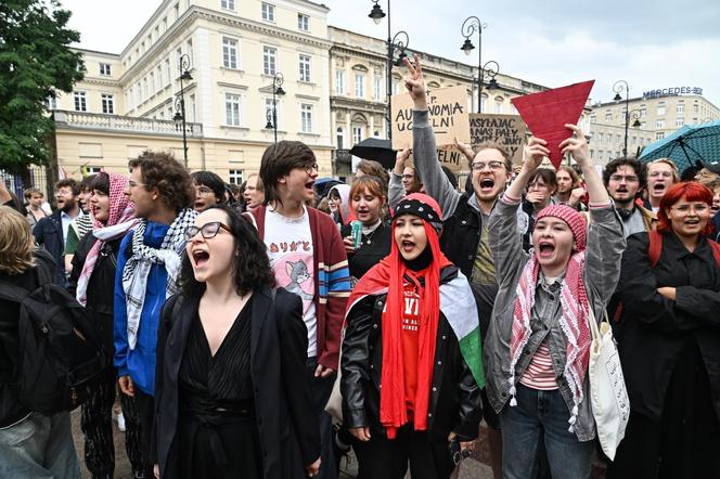 Protest studentów pod bramą Uniwersytetu Warszawskiego 