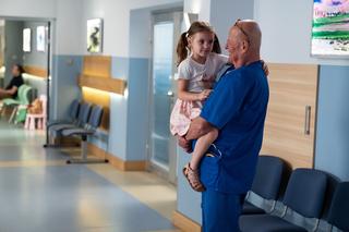 Na dobre i na złe, odc. 860: Mała Helenka (Maja Burzyńska), Stefan Tretter (Piotr Garlicki)