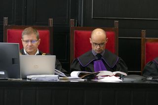 Rozbił auto o betonowy płot. Jego partnerka cudem uszła z życiem. Czy to była próba zabójstwa