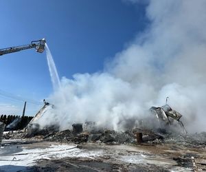Pożar hali przemysłowej hurtowni zniczy przy ulicy Dojazd w Tarnowie