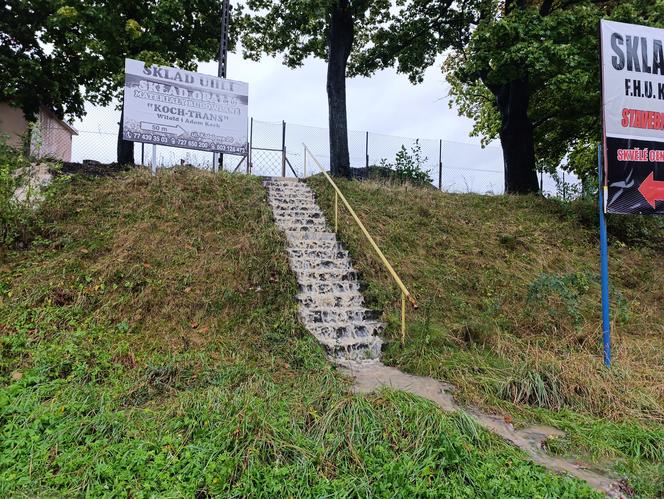 Zagrożenie powodziowe. Głuchołazy. Woda przelała się przez wały. Zalewa miasto