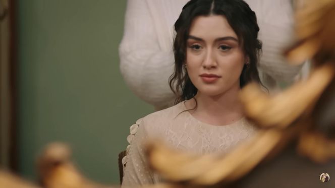 Zeynep przygotowuje się do uroczystości w sukni zaręczynowej Zumrut