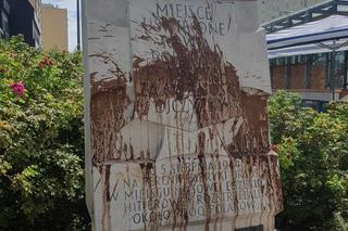 Zdewastowana tablica pamięci na Woli