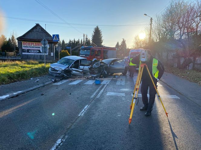 Czołowe zderzenie w Tarnowie. Są poszkodowani. 20-letni kierowca seata miał prawo jazdy od niespełna roku