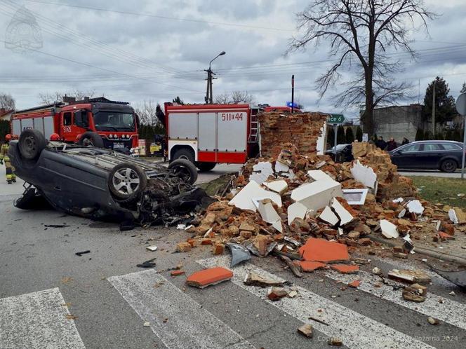 Radomsko. Kapliczka kompletnie zniszczona. Szokujący wypadek. Policja poszukuje mężczyzny z renaulta [ZDJĘCIA]