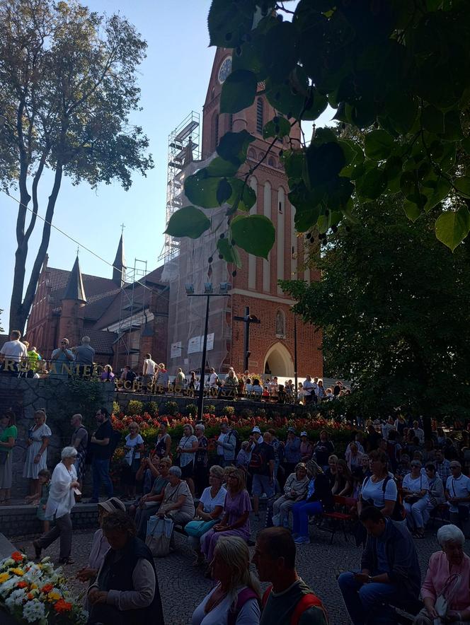   Tłumy pielgrzymów w Gietrzwałdzie. Trwa odpust i dożynki archidecezjalne. Zobacz zdjęcia