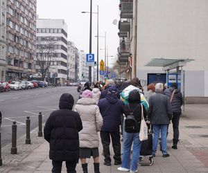 Tłusty Czwartek 2025 w Warszawie. Kolejka pod cukiernią Pawłowicz na Żelaznej