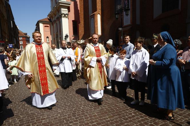 Ulicami przeszła centralna procesja Bożego Ciała. Wystrój ołtarzy nawiązuje do hasła „Wierzę w Kościół Chrystusowy”