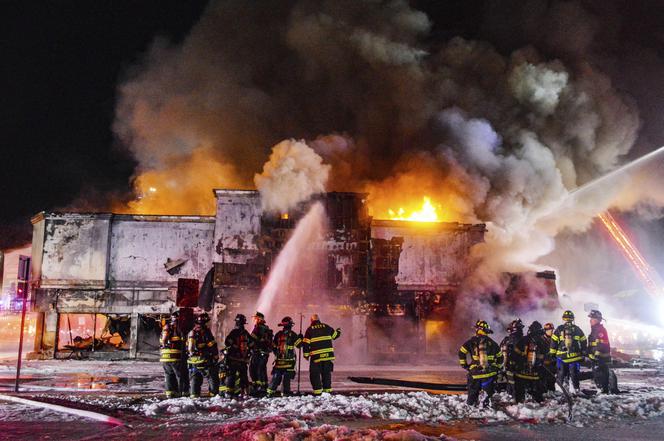 Cysterna gruchnęła w budynek