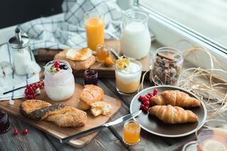 Pełnowartościowe śniadanie nie musi być czasochłonne. 10 przepisów dla zabieganych