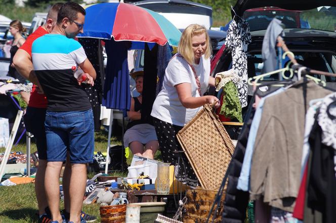 Pchli targ, czyli wyprzedaż garażowa w podbydgoskich Przyłękach [ZDJĘCIA]