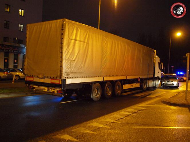 Pijany kierowca ciężarówki staranował wszystko, co miał na drodze. 