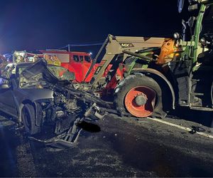 Osobówka zmiażdżona przez ciągnik. Kierowca nie żyje, dziecko trafiło do szpitala