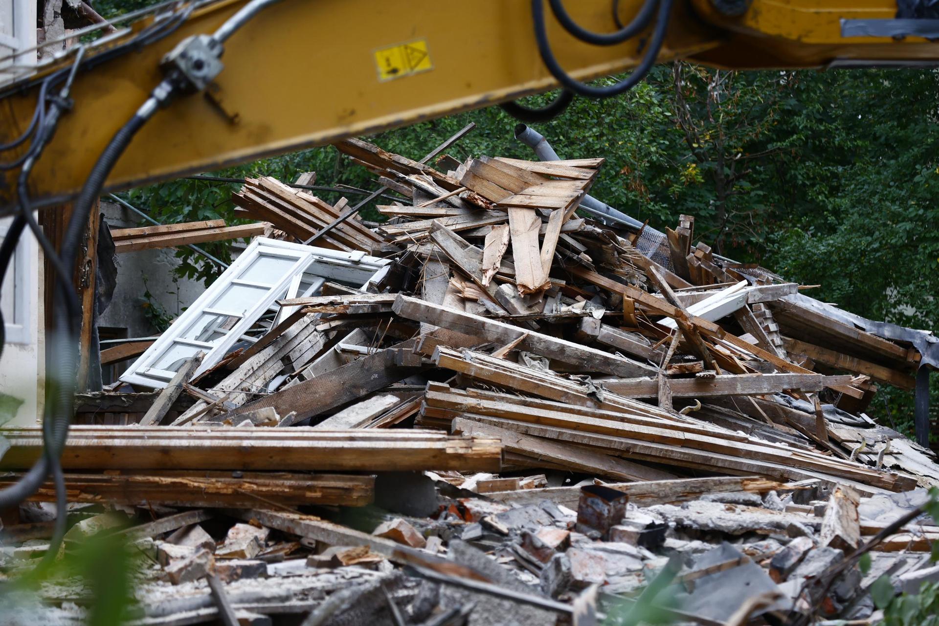 Rozbiórka domu przy Grębałowskiej w Warszawie