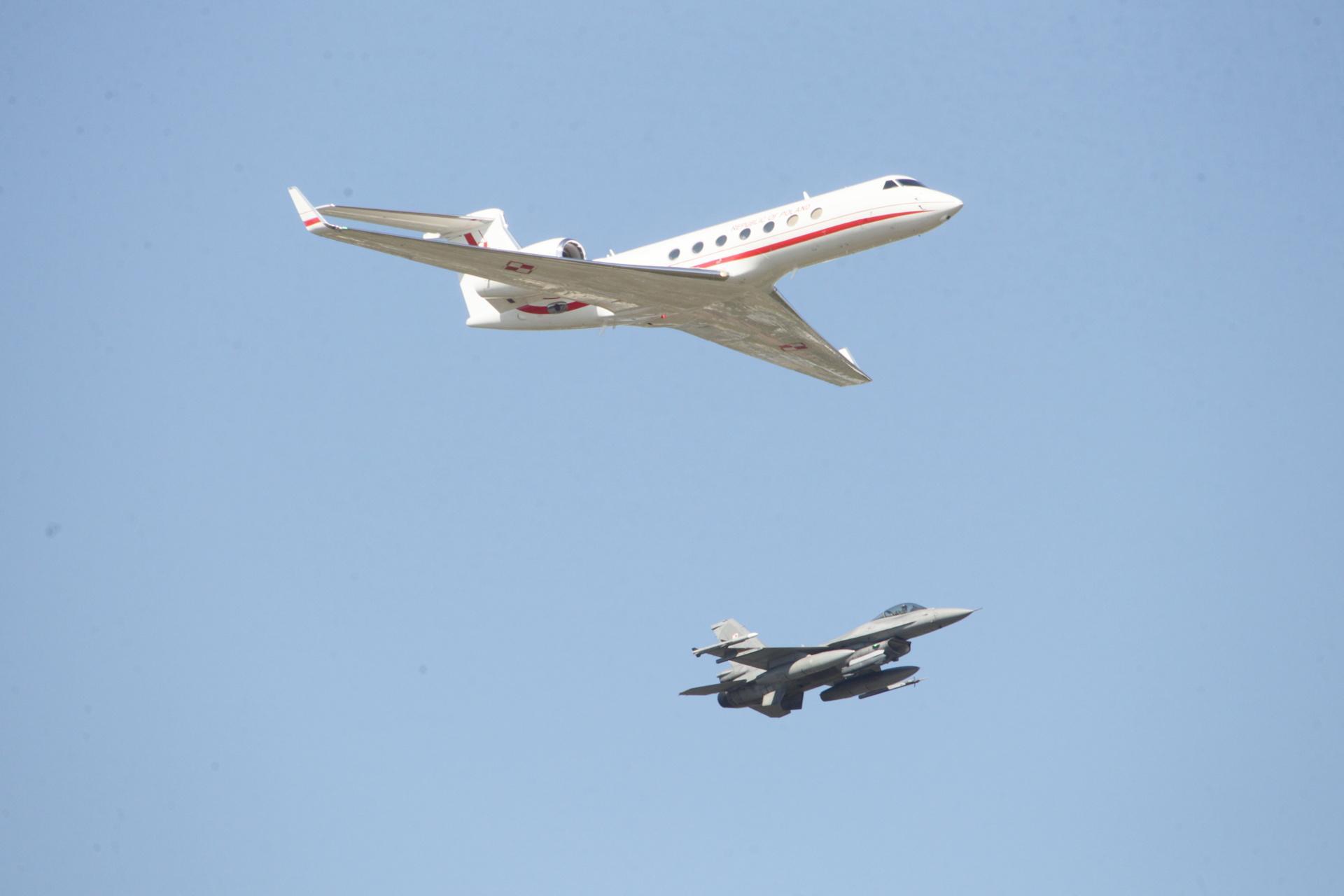 Gulfstream G550 w eskorcie F-16C Jastrząb