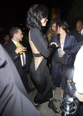 Kylie Jenner bez majtek i stanika