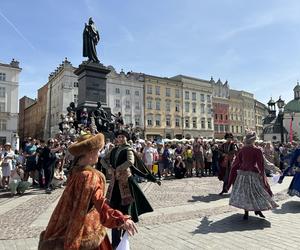 Polonez wiosenny na Rynku Głównym w Krakowie