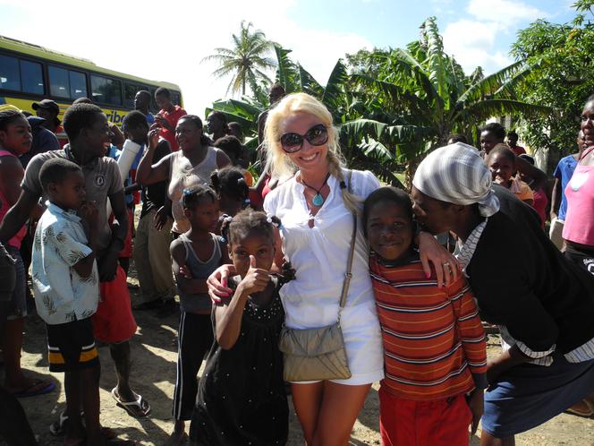 ZABRAŁ DOMINIKĘ NA DOMINIKANĘ.