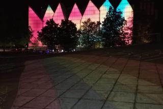 Kolorowa Filharmonia i plac Solidarności w kolorach tęczy [ZDJĘCIA]