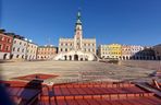 Przed ratuszem w Zamościu trwają dalsze prace przy budowie lodowiska