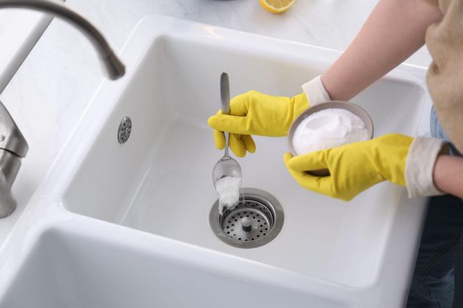 Woda w zlewie nie spływa? Ten zapomniany trik za 2 zł odetka go w 5 minut bez chemii