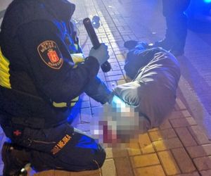 Leżał na skraju jezdni w kałuży krwi. 64-latek miał poważną ranę na głowie