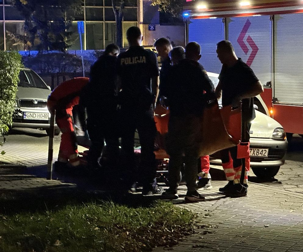 Pochlastał policjantów maczetą, padły strzały. Trzy osoby ranne na Mokotowie