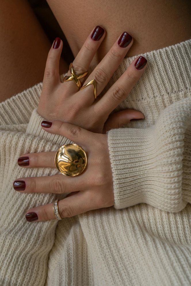 Ten kolor paznokci to kwintesencja elegancji. Idealnie pasuje do jesiennych stylizacji