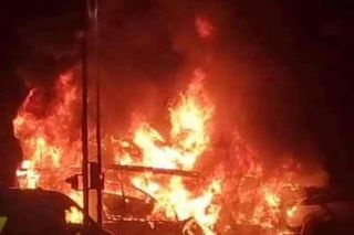 Ogromny pożar na skrzyżowaniu S7 i DK62! Spłonęła laweta i 4 auta osobowe [ZDJĘCIA]. 