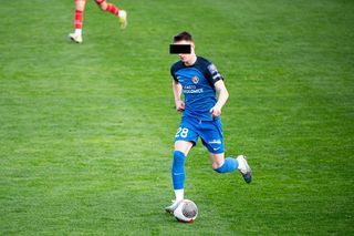 Niepełnoletni syn prezesa Puszczy Niepołomice rozbił auto na cudzym podwórku! To jednak dopiero początek problemów