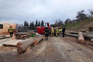 Rzepiennik Biskupi. Ciężarówka przewróciła się podczas rozładunku trocin